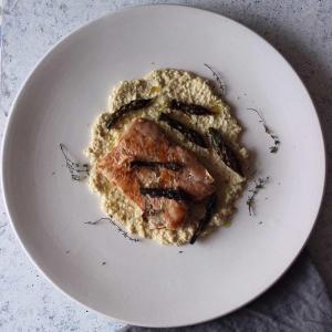 Filetti di salmone selvaggio su letto Hummus con Asparagi viola